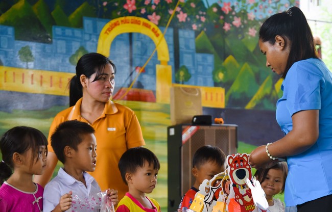 Ban Từ thiện: Tặng quà Trung Thu cho các em học sinh ở Đắk Som, Đăk Nông